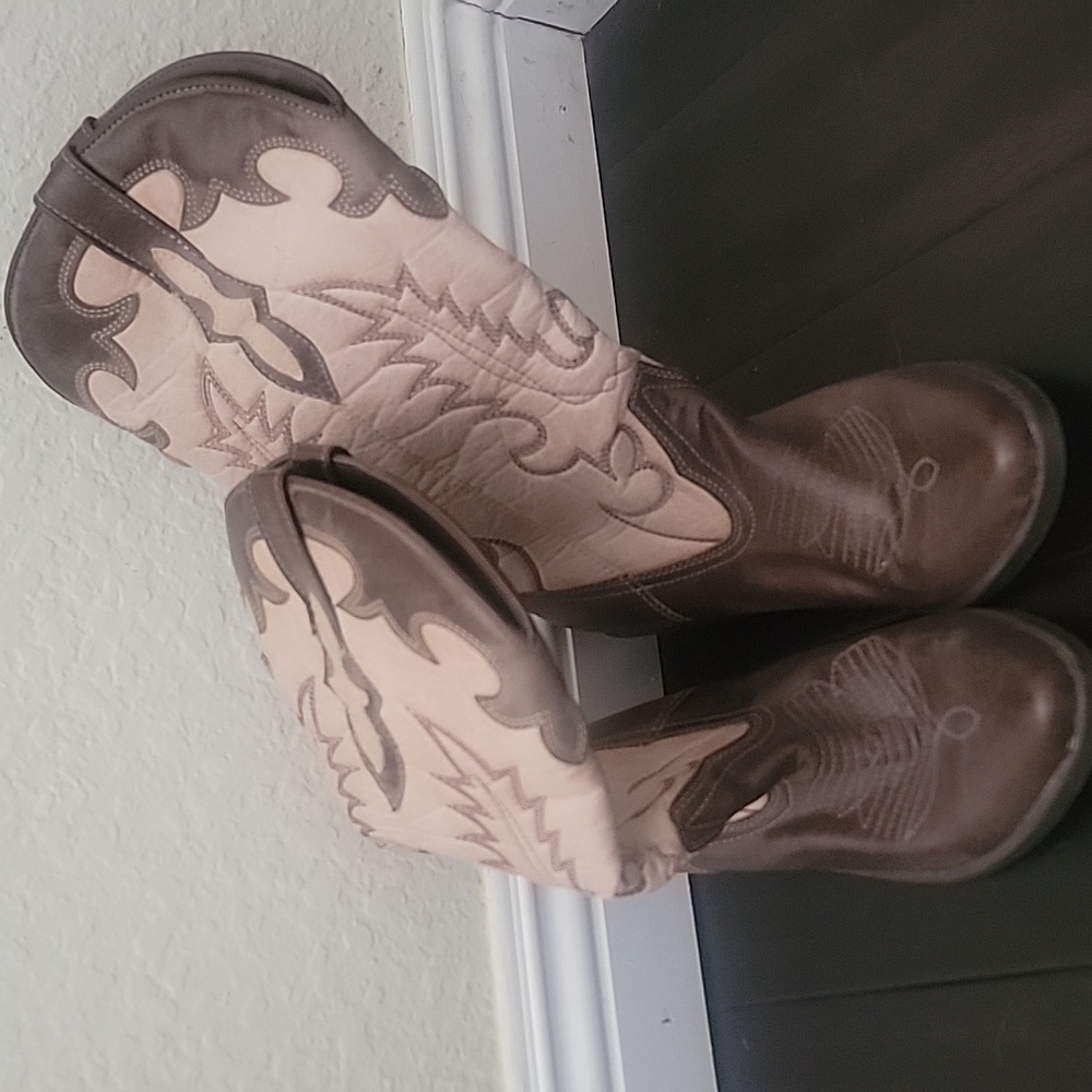 Coconuts by Matisse Two-Tone Western Heeled Boots - Picture 2 of 4